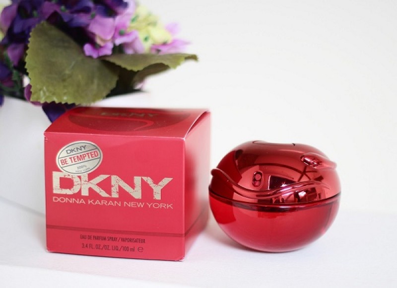 DKNY anuncia fragrância com toques de frutas avermelhadas e rosas