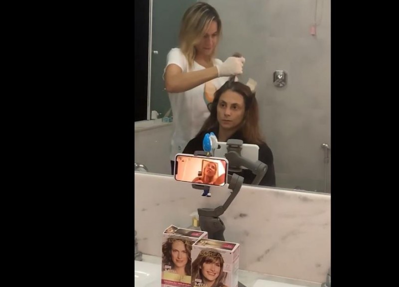 Em ação para L'Oréal, Fernanda Gentil tinge os cabelos da esposa em casa