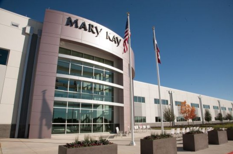 Mary Kay produz álcool em gel para doações em todo o mundo