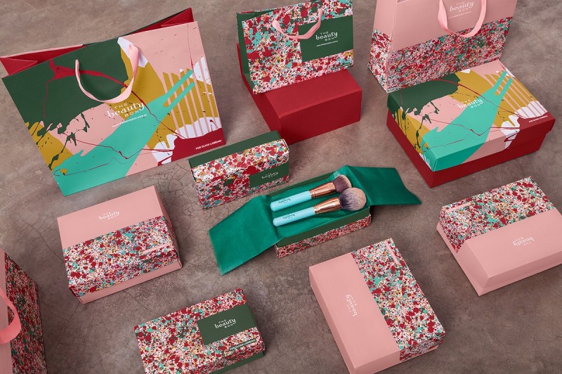 The Beauty Box e Olivia Lambiasi se juntam para criar artes exclusivas em sacolas da marca